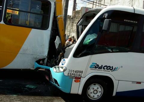 Colisão entre ônibus e micro-ônibus deixa onze pessoas feridas em Manaus
