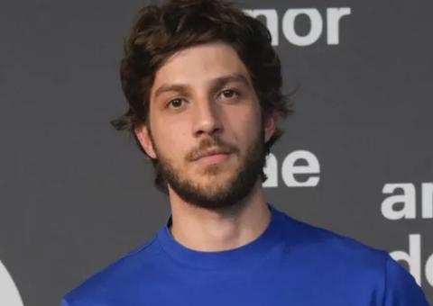 Chay Suede pede licença de gravações de 'Amor de Mãe' 