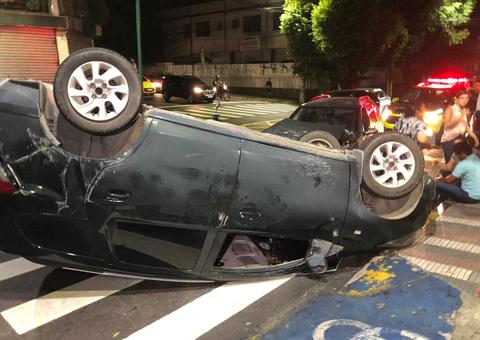 Após colisão, carro capota e deixa feridos em Manaus 