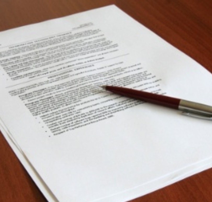 Mulher é presa por mentir no currículo em vaga com salário de R$ 770 mil 