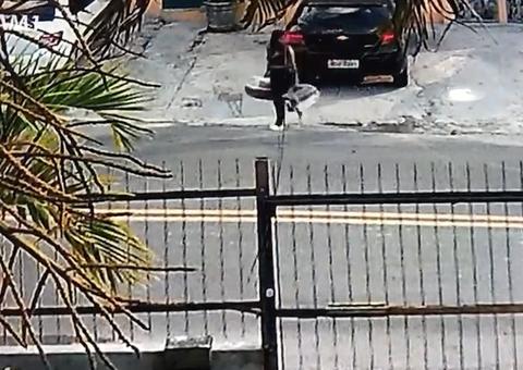 Vídeo mostra trio assaltando pet shop na zona Centro-Sul de Manaus 