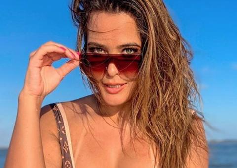 Geisy Arruda ultrapassa limite de maiô cavado e deixa quase tudo à mostra