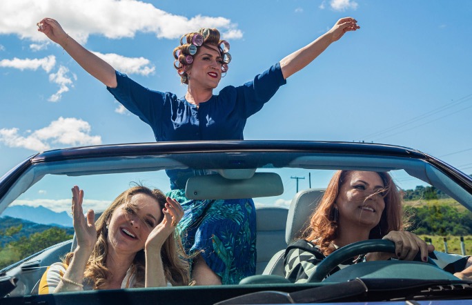 Dona Hermínia faz excursão da terceira idade no novo clipe de Minha Mãe É Uma Peça 3 