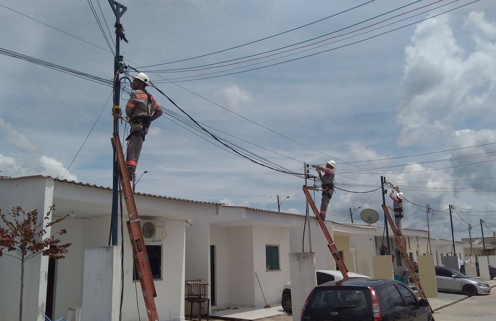 Conjunto habitacional é flagrado com desvio de energia em 50 casas e dono é preso em Manaus
