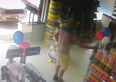 Homem se passa por cliente e rouba farmácia em Manaus