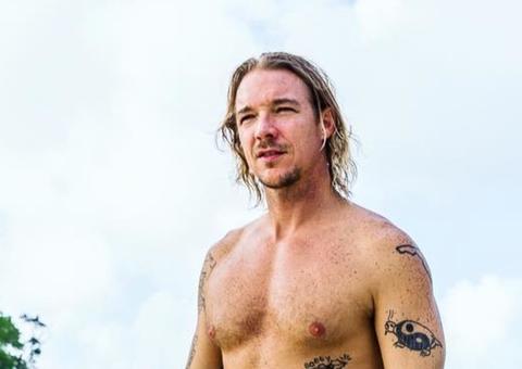 Diplo posa nu com as pernas abertas em meio à natureza e choca seguidores