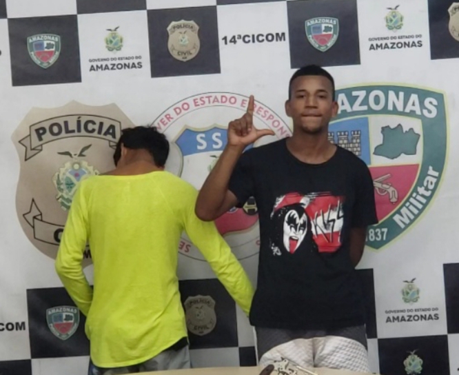 Com navalha e revólver, dupla é detida dentro de ônibus em Manaus