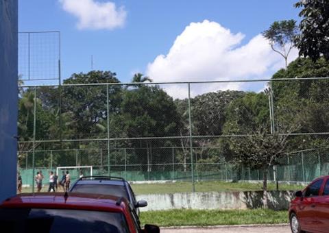 Homem invade escola em Manaus e esfaqueia aluna de 12 anos