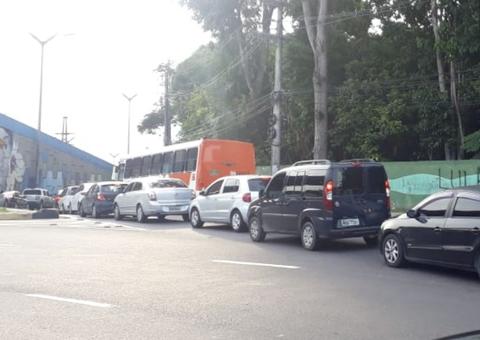 Carro em pane mecânica provoca congestionamento gigante em Manaus