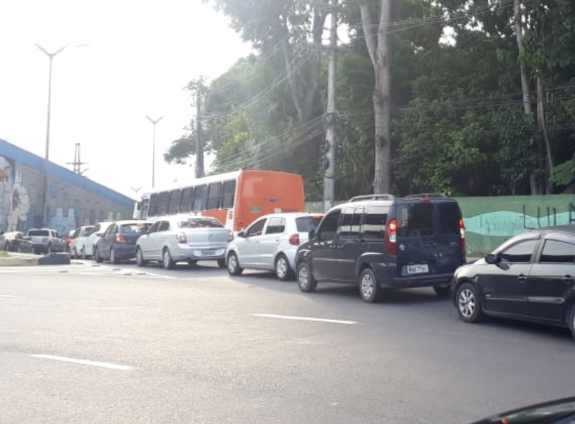 Carro em pane mecânica provoca congestionamento gigante em Manaus