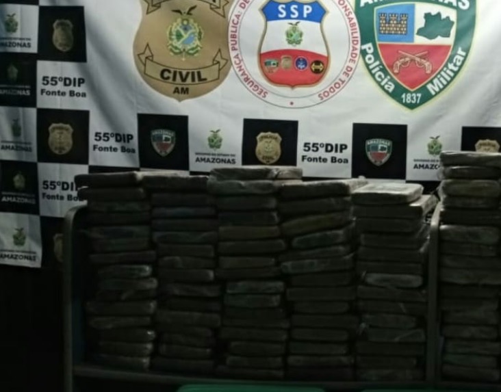 Na calada da noite, dupla é flagrada desembarcando drogas na mata no Amazonas