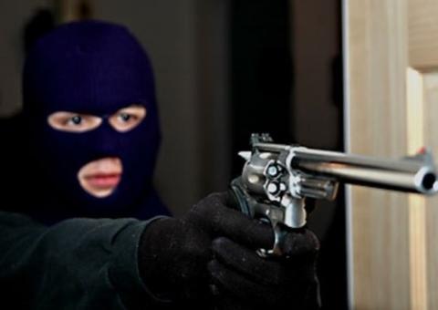 Com arma na cabeça, homem é acordado por assaltantes dentro de casa em Manaus