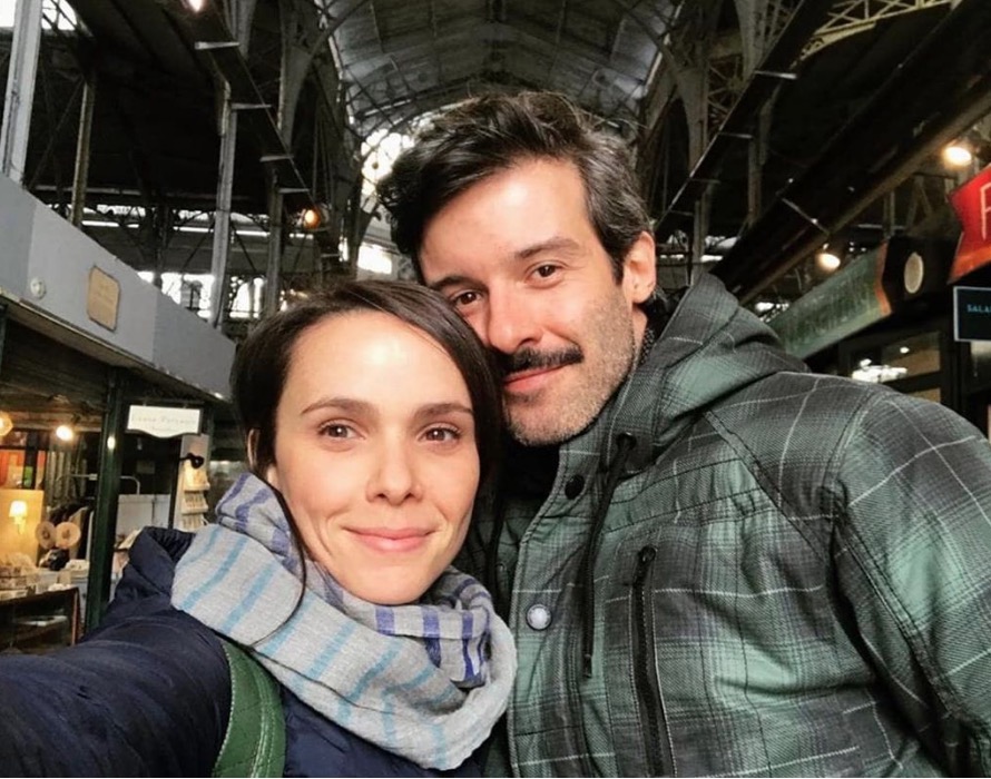 Débora Falabella posta primeira foto com namorado