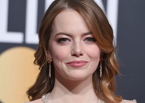 Emma Stone e Dave McCary anunciam noivado com direito a foto após pedido