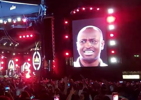 Thiaguinho cai no choro em show e desabafa sobre separação de Fernanda Souza