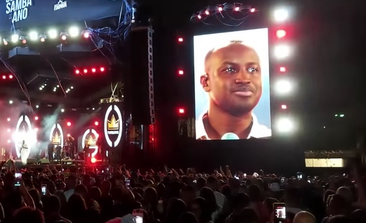 Thiaguinho cai no choro em show e desabafa sobre separação de Fernanda Souza
