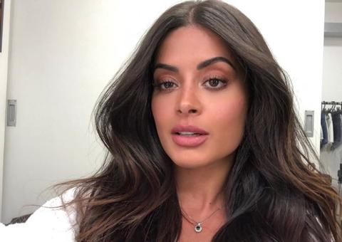 Aline Riscado exibe bumbum redondo a bordo de fio-dental