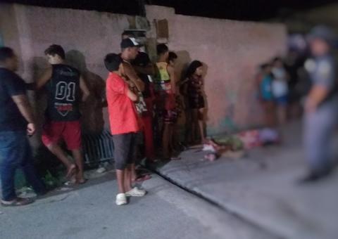 Encapuzados matam homem a tiros no meio da rua em Manaus