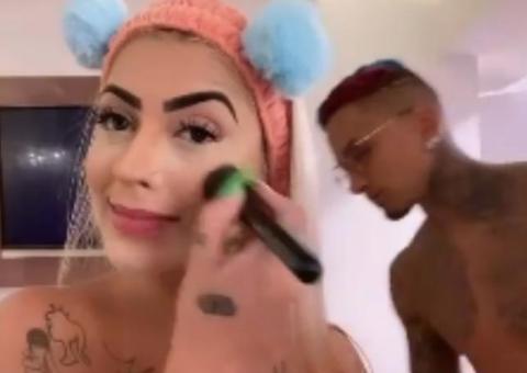 MC Mirella geme ao se maquiar com namorado por trás e internautas apontam sexo oral