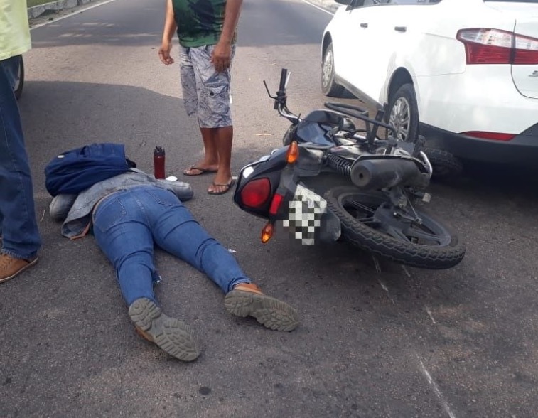 Ultrapassagem perigosa termina com dois feridos em avenida de Manaus