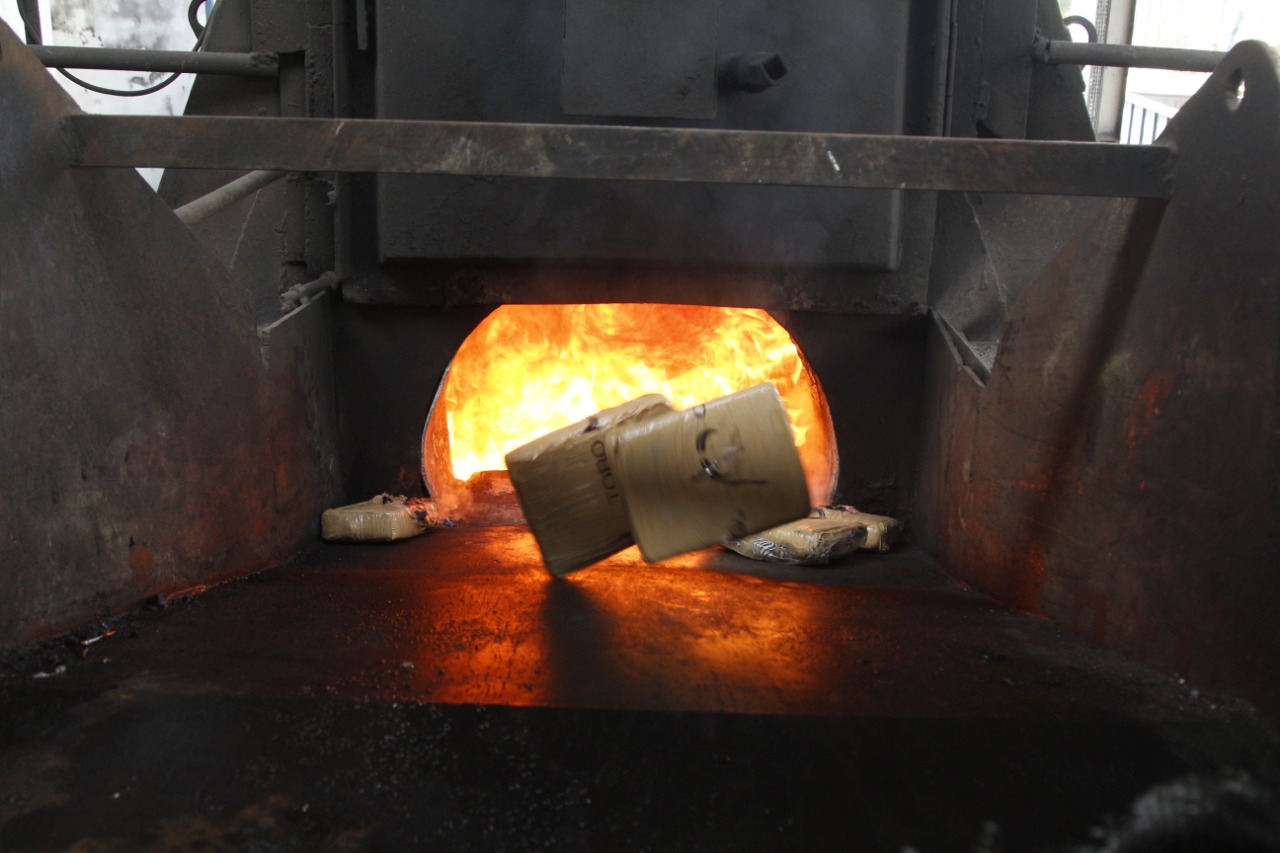 Polícia incinera mais de uma tonelada e meia de maconha apreendida no Amazonas 