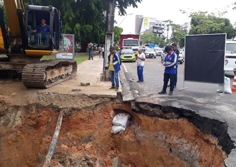 Durante chuva, asfalto cede e abre cratera em avenida movimentada de Manaus 
