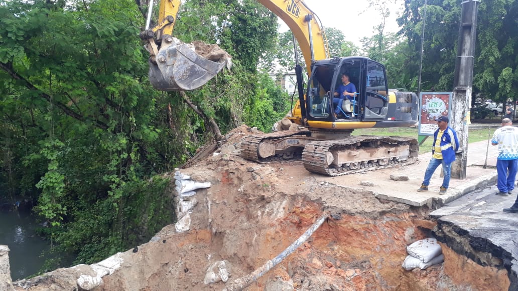 Durante chuva, asfalto cede e abre cratera em avenida movimentada de Manaus 