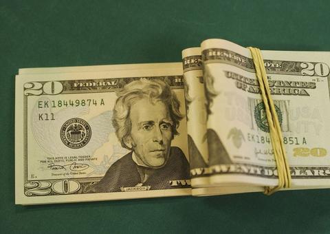 Dólar cai para R$ 4,146 e fecha no menor nível em quase um mês