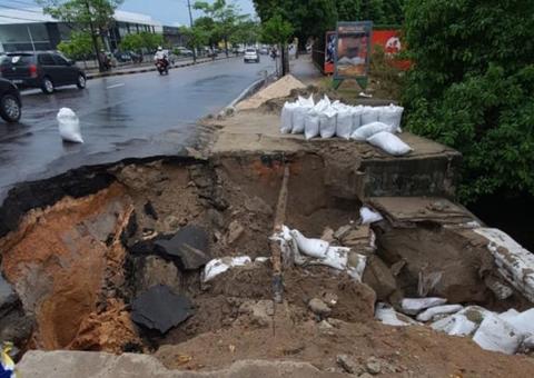 Cratera deixa trânsito complicado na avenida Djalma Batista