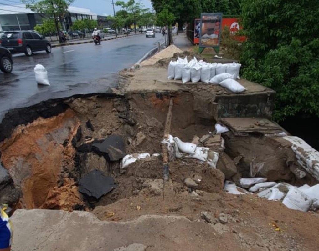 Cratera deixa trânsito complicado na avenida Djalma Batista