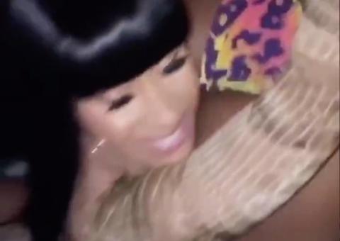 Cardi B joga dinheiro e choca ao gravar pegação com mulheres nuas em casa de strip