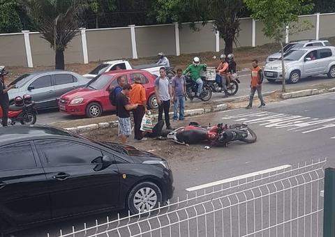 Atropelador foge sem prestar socorro e deixa placa de carro cair em Manaus 