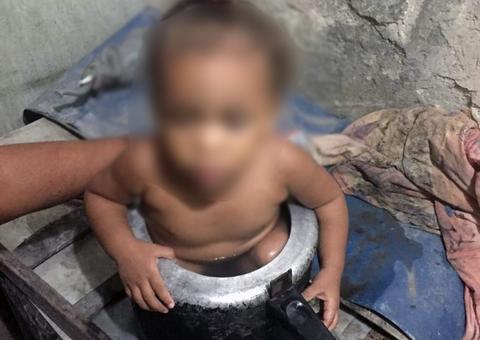 Bombeiros resgatam criança que ficou presa em panela de pressão