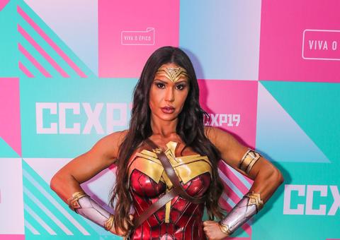 Vestida de Mulher Maravilha, Gracyanne Barbosa dispara: 'o governo é o meu vilão'