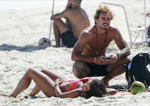 Ex-BBB Alan e Carol Peixinho curtem praia em clima de intimidade