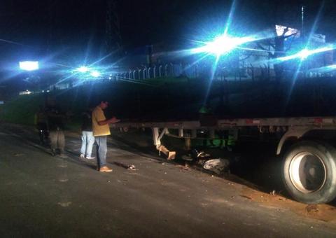 Motociclista morre após bater em traseira de carreta em avenida de Manaus