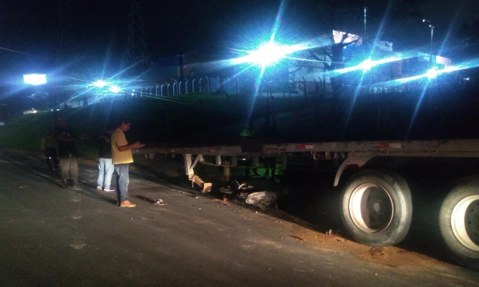 Motociclista morre após bater em traseira de carreta em avenida de Manaus