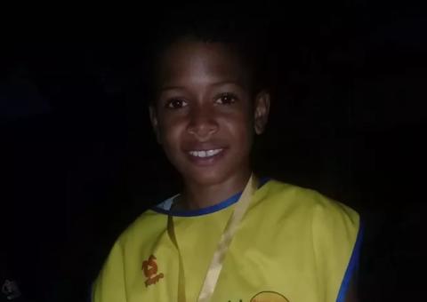 Adolescente morre ao usar celular ligado na tomada