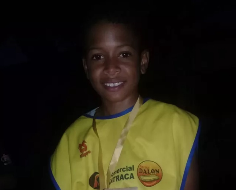 Adolescente morre ao usar celular ligado na tomada