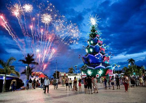 ‘Natal do Abraço’ contagia visitantes da Ponta Negra 