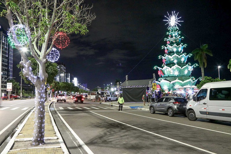 ‘Natal do Abraço’ contagia visitantes da Ponta Negra 