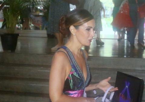 Fátima Bernardes recebe William Bonner e atual esposa em espetáculo de balé