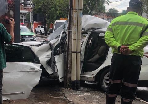 Em Manaus, motorista fica ‘esmagado’ entre ferragens ao bater contra poste em acidente
