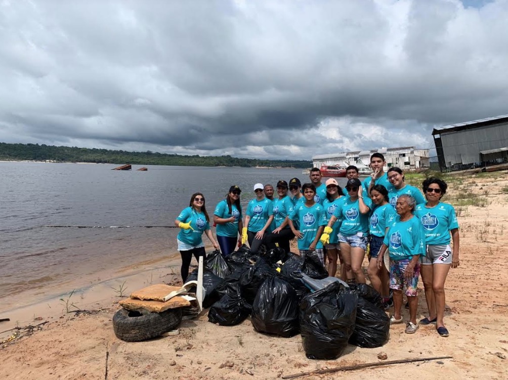 Duas toneladas de lixo são retiradas do Lago do Tarumã em Manaus