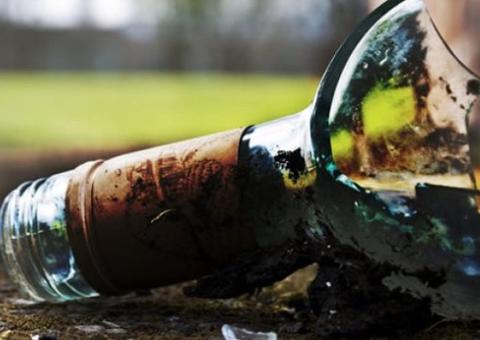 Fora de si, mulher tenta matar homem a golpes de gargalo de garrafa em Manaus