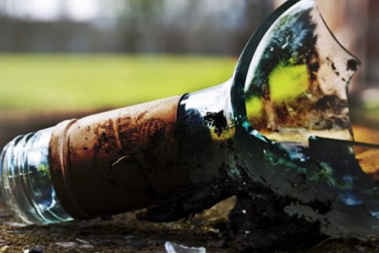 Fora de si, mulher tenta matar homem a golpes de gargalo de garrafa em Manaus