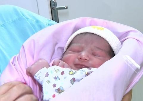 Bebê nasce em voo e avião faz pouso de emergência 