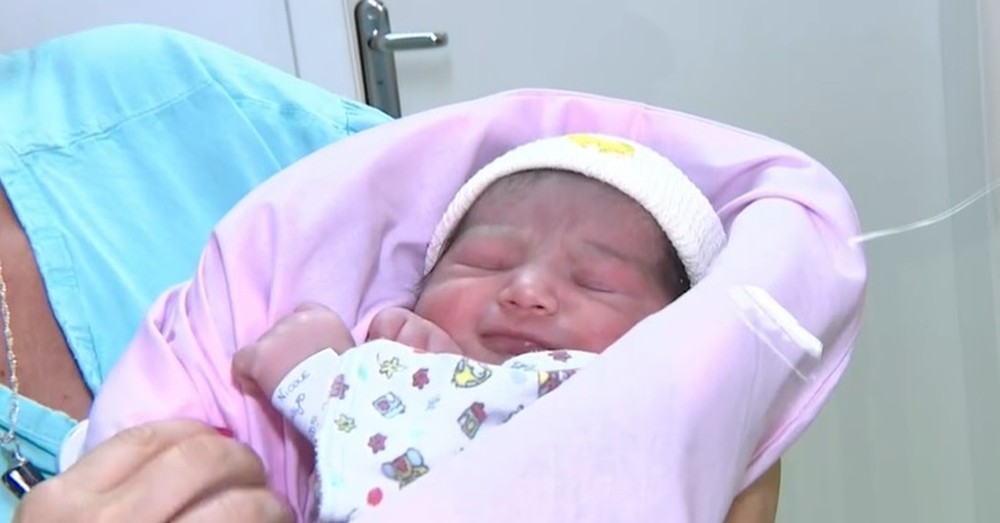 Bebê nasce em voo e avião faz pouso de emergência 