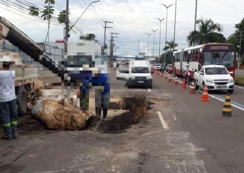 Buraco em obra de concessionária causa lentidão em trânsito de Manaus 