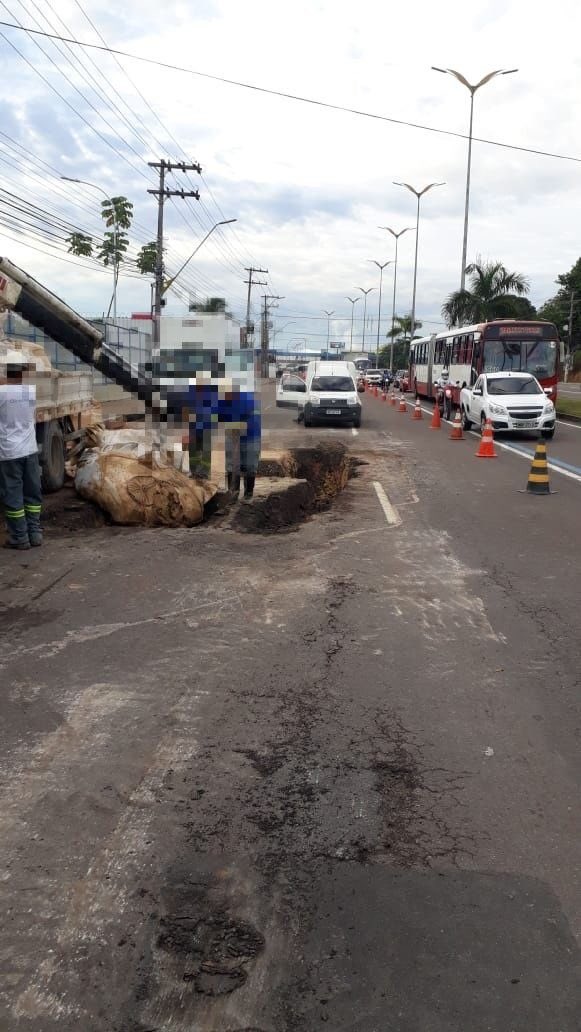Buraco em obra de concessionária causa lentidão em trânsito de Manaus 